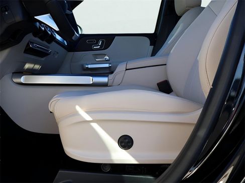 New 2026 Mercedes-Benz GLB 250 4MATIC image 38