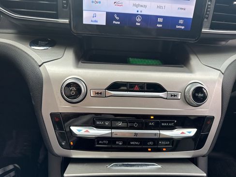 Used 2022 Ford Explorer XLT w/ Equipment Group 202A image 22