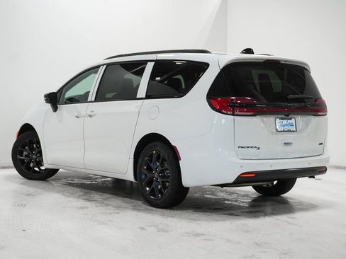 New 2026 Chrysler Pacifica Select image 5