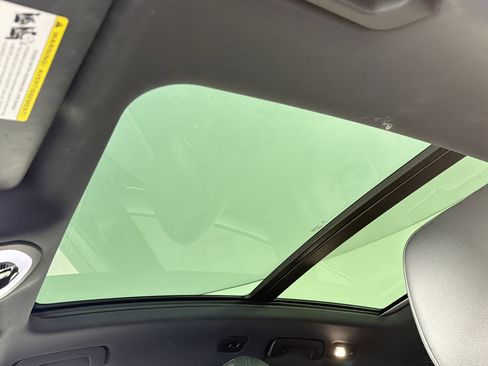 Certified 2021 Porsche Macan image 16