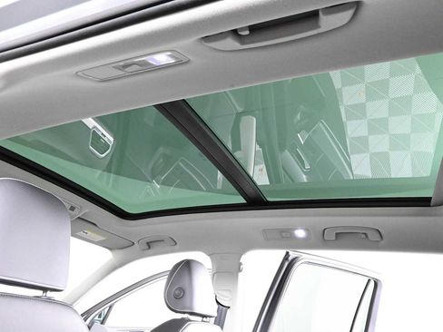 Certified 2024 Volkswagen Tiguan SE FWD image 5