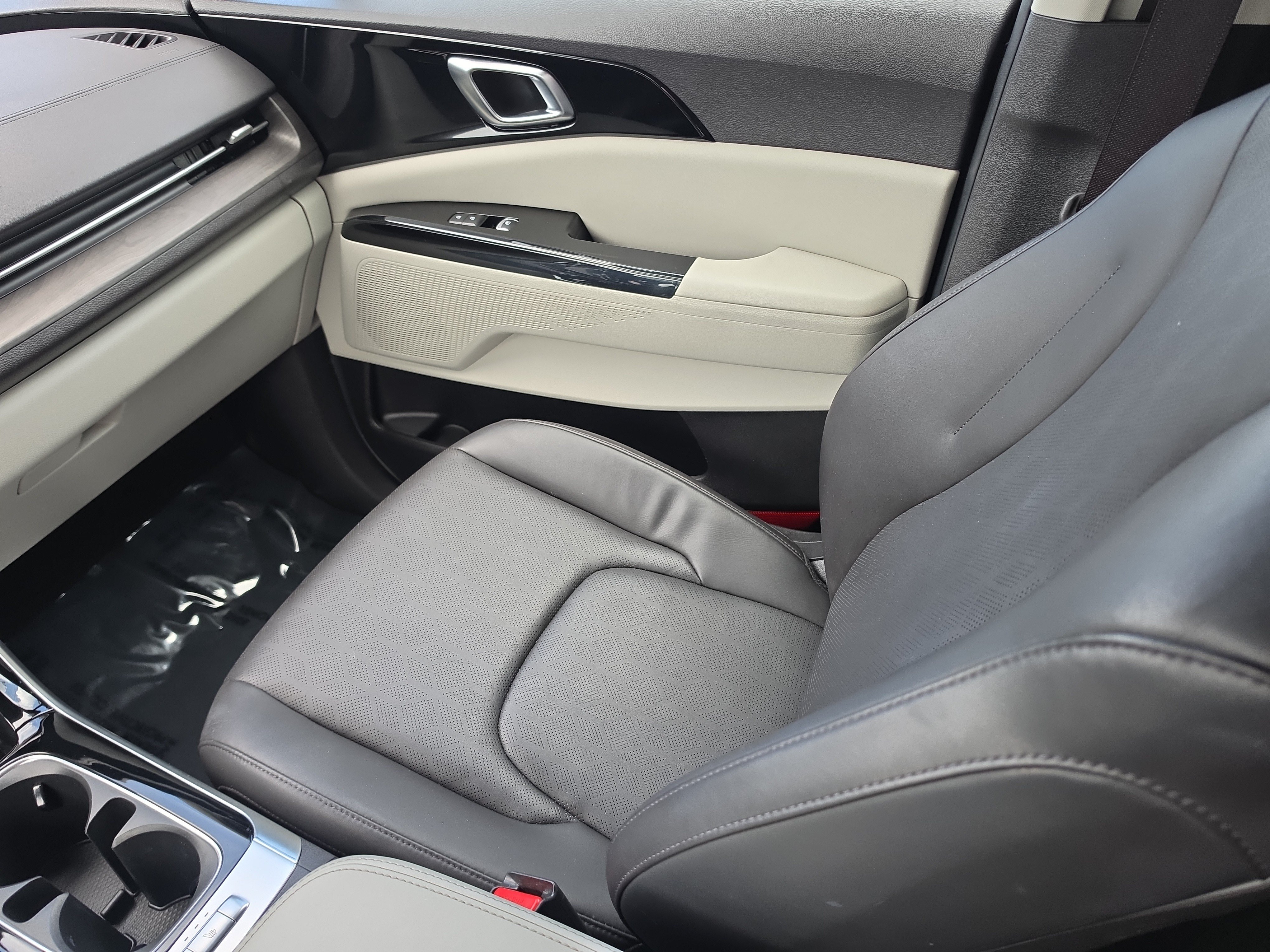 Certified 2024 Kia Carnival EX FWD image 16