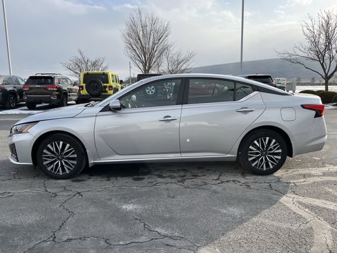 Used 2024 Nissan Altima 2.5 SV w/ SV Premium Package image 3
