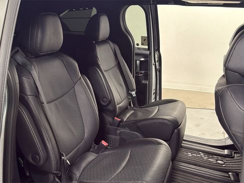 Certified 2025 Toyota Sienna Limited image 18