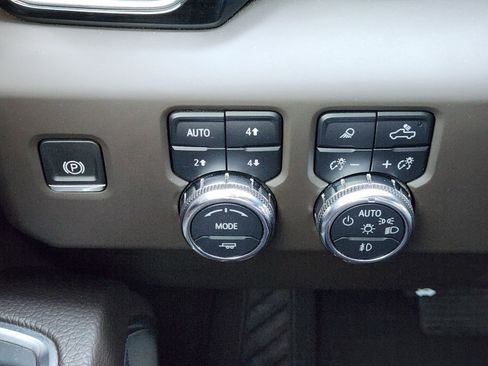 Used 2024 GMC Sierra 3500 Denali w/ Denali Reserve Package image 26