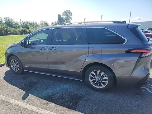 Used 2021 Toyota Sienna LE FWD image 13