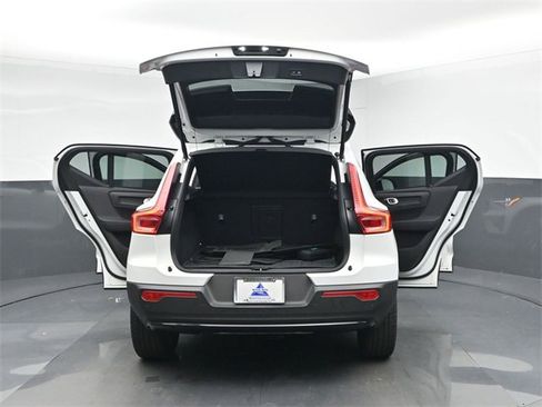 Used 2024 Volvo XC40 B5 Plus image 7