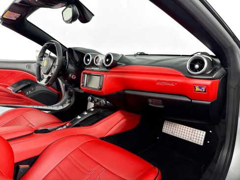 Used 2015 Ferrari California T RWD image 28
