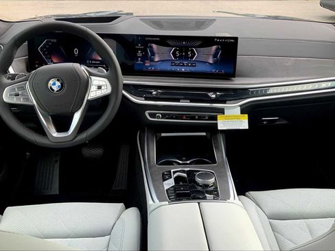 Used 2026 BMW X7 xDrive40i w/ Premium Package image 5