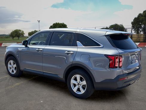 Used 2023 Kia Sorento LX FWD image 4