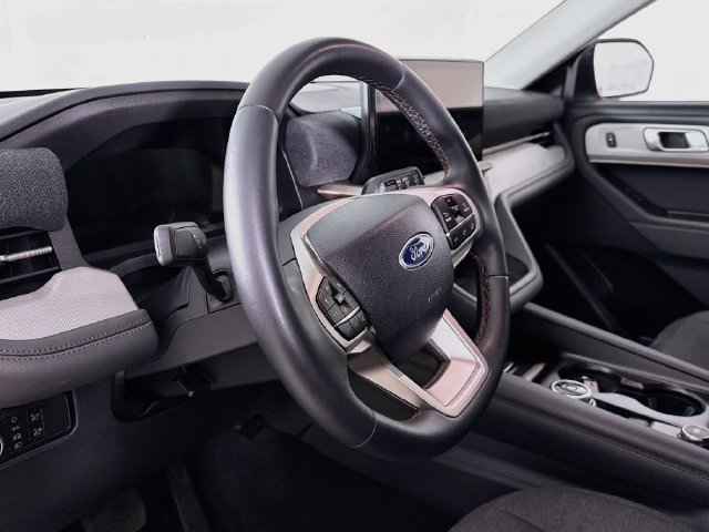 Used 2025 Ford Explorer Active AWD/4WD image 11