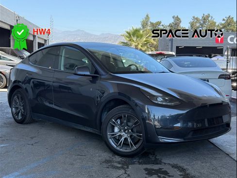 Used 2025 Tesla Model Y Long Range AWD/4WD image 1