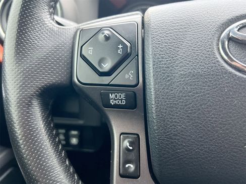 Used 2017 Toyota Tacoma TRD Off-Road image 23