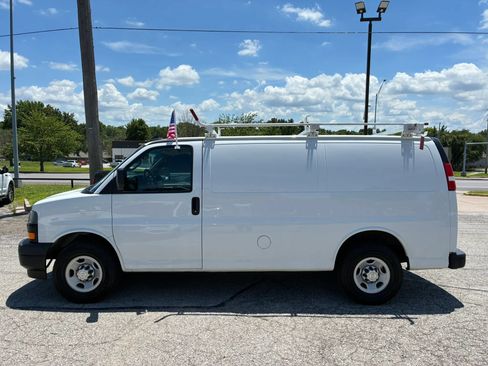 Used 2019 Chevrolet Express 3500 w/ Driver Convenience Package RWD image 4