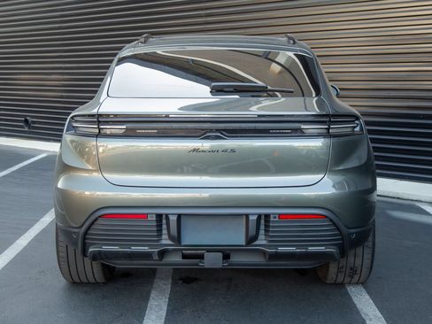 Certified 2025 Porsche Macan 4S Electric AWD/4WD image 3