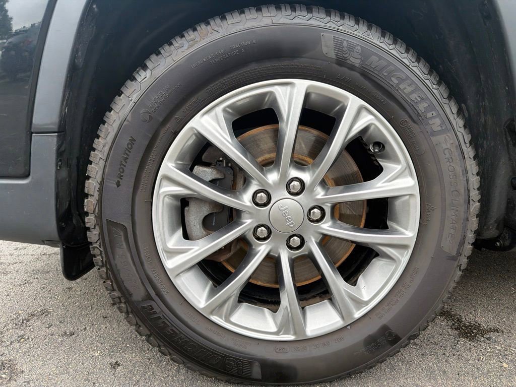 Used 2019 Jeep Cherokee Latitude Plus w/ Comfort/Convenience Group AWD/4WD image 21