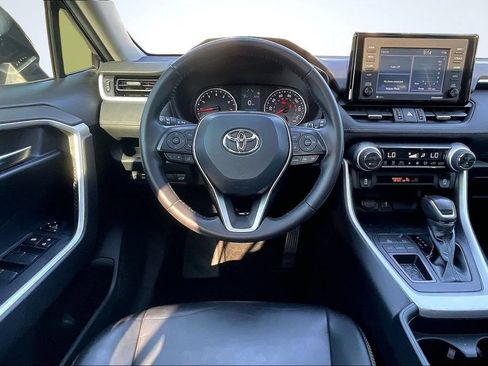 Used 2020 Toyota RAV4 XLE Premium FWD image 10