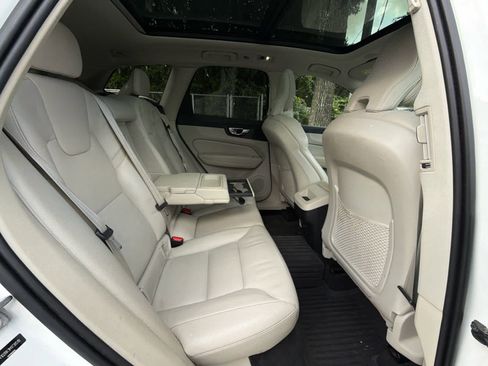 Used 2021 Volvo XC60 T5 Momentum AWD/4WD image 25