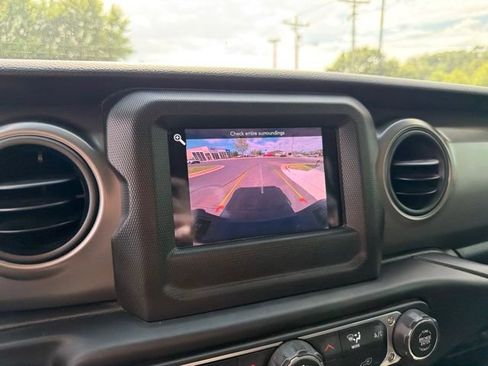 Used 2022 Jeep Gladiator Sport AWD/4WD image 15
