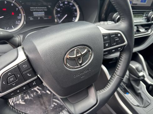 Used 2025 Toyota Highlander LE FWD image 28