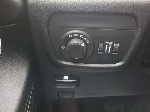 Used 2025 Jeep Grand Cherokee L Laredo image 14