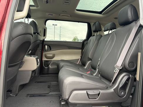 Certified 2025 Kia Carnival SX FWD image 9