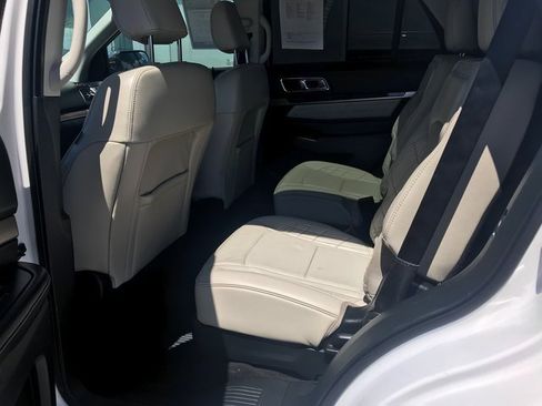 Used 2019 Ford Explorer Platinum image 17