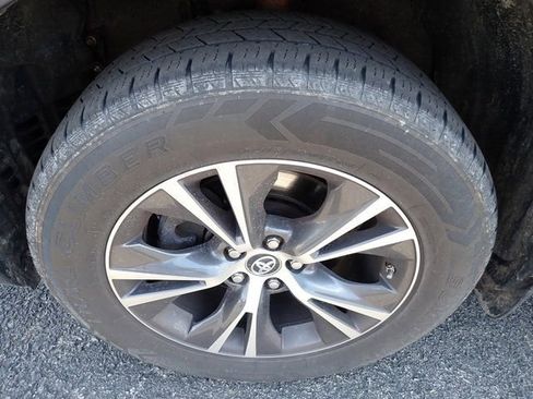 Used 2018 Toyota Highlander LE image 10