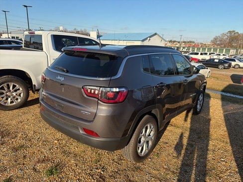 Used 2024 Jeep Compass Latitude image 9