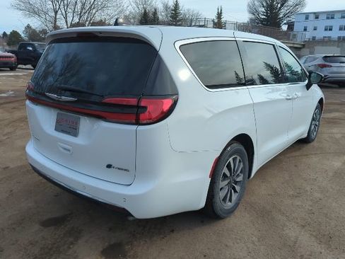 Used 2024 Chrysler Pacifica Select image 9