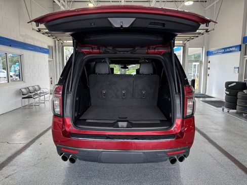 Used 2022 Chevrolet Suburban RST w/ Sport Performance Package image 13