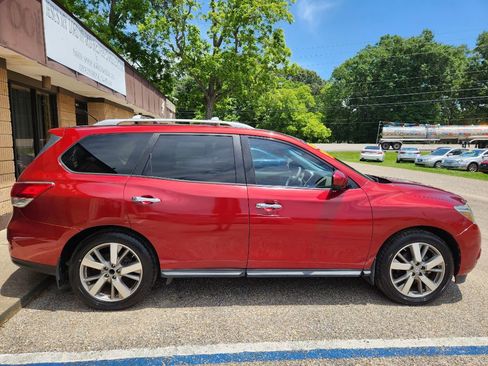 Used 2015 Nissan Pathfinder Platinum w/ Family Entertainment Package FWD image 3