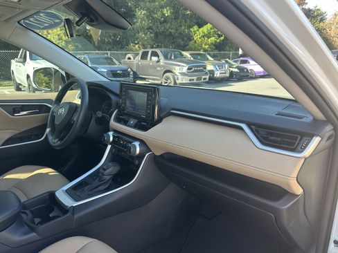 Used 2021 Toyota RAV4 XLE image 39