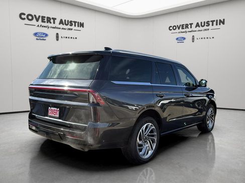 Used 2025 Lincoln Navigator Reserve image 5