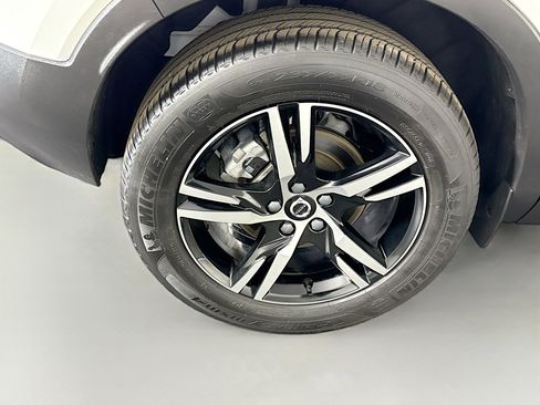 Used 2025 Volvo XC40 B5 Core image 33