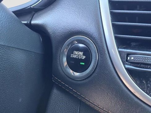 Used 2022 Chevrolet Trax LT w/ LT Convenience Package image 21