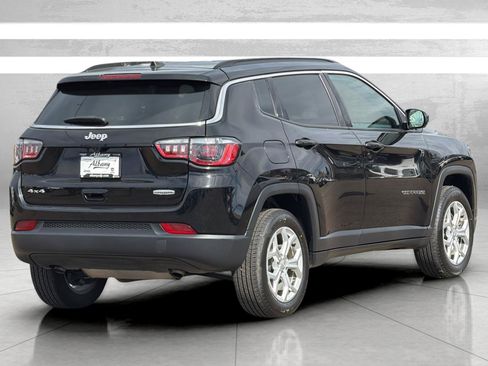 Used 2024 Jeep Compass Latitude AWD/4WD image 5