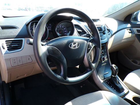 Used 2014 Hyundai Elantra SE image 25