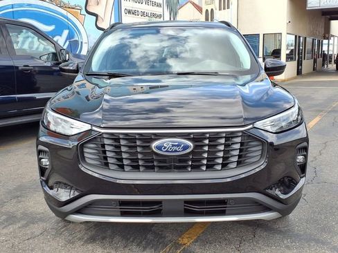 Certified 2025 Ford Escape SE w/ Class II Trailer Tow Package FWD image 2