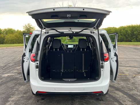 New 2026 Chrysler Pacifica Select AWD/4WD image 37