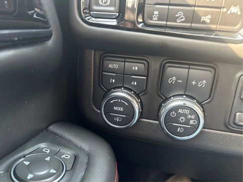 Used 2025 GMC Yukon AT4 Ultimate AWD/4WD image 36