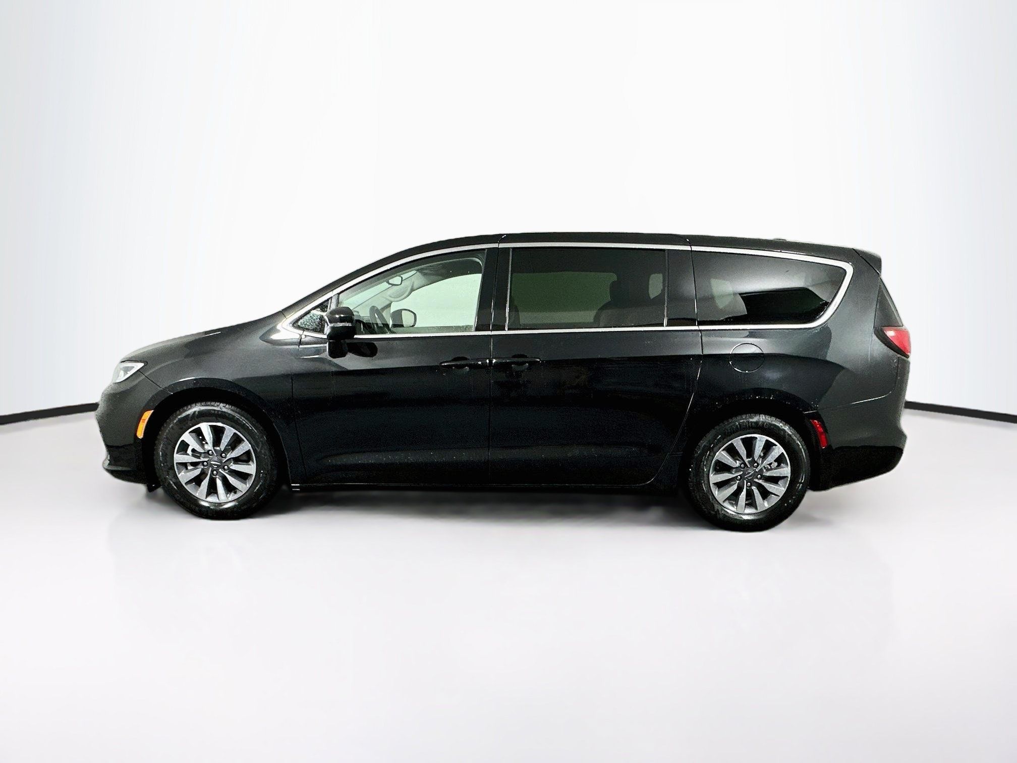 Used 2023 Chrysler Pacifica Touring-L FWD image 4