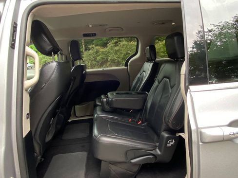 Used 2017 Chrysler Pacifica Touring-L FWD image 41