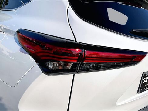 Used 2022 Toyota Highlander XLE FWD image 27