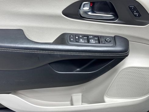 Used 2022 Chrysler Pacifica Touring-L FWD image 8