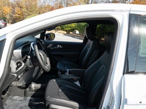 New 2026 Chrysler Voyager LX image 14