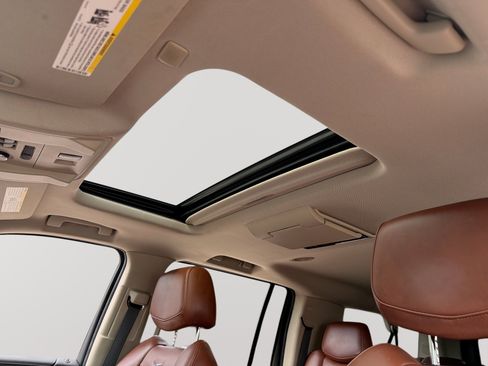 Used 2019 Cadillac Escalade ESV Premium Luxury RWD image 16