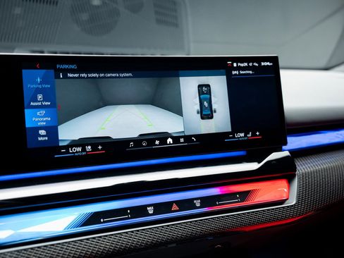 Used 2025 BMW M5 w/ Carbon Package image 54