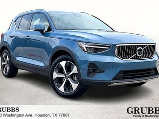 Used 2025 Volvo XC40 B5 Plus video 1