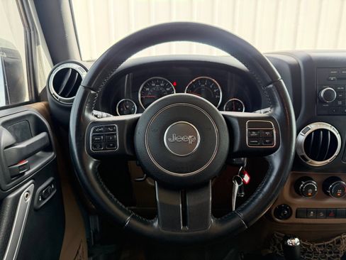Used 2016 Jeep Wrangler Unlimited Rubicon w/ Connectivity Group AWD/4WD image 13